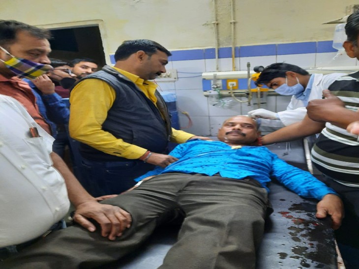 कार सवारों ने व्यापारी संजीव गोयल के सिर में सरिया मारा, जिससे उनके सिर में 6 टांके आए हैं, अन्य व्यापारी भी घायल हैं
