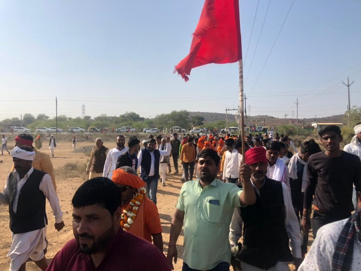 पदयात्रा में संत हरिगिरी महाराज के पीछे भक्तों का काफिला, करीब आधा किलोमीटर तक गाड़ियों की रैली सी लग गई थी