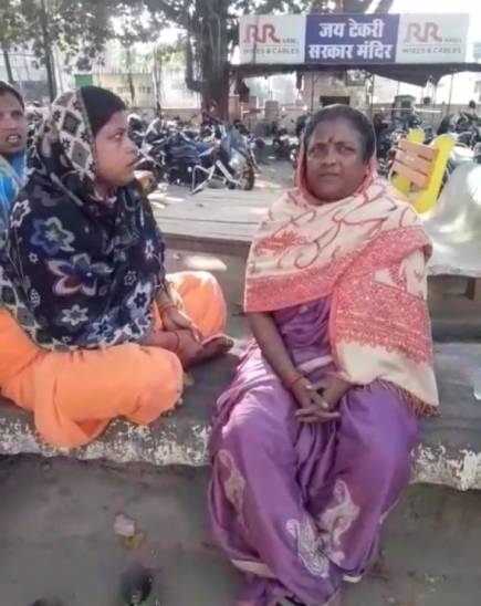बेटी की हत्या के बारे में पता चलते ही झांसी रोड थाना में बैठी नीलम की मां व अन्य रिश्तेदार, इन्होंने ही रवि पर संदेह जताया था