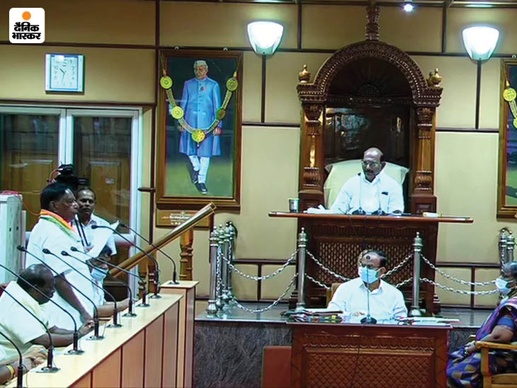 विधानसभा के विशेष सत्र में सीएम नारायणसामी ने केंद्र की मोदी सरकार को कोसा। बाद में मीडिया से कहा कि स्पीकर ने नॉमिनेटेड विधायकों को वोटिंग का अधिकार देकर हमारी सरकार गिरा दी। यह लोकतंत्र की हत्या है।