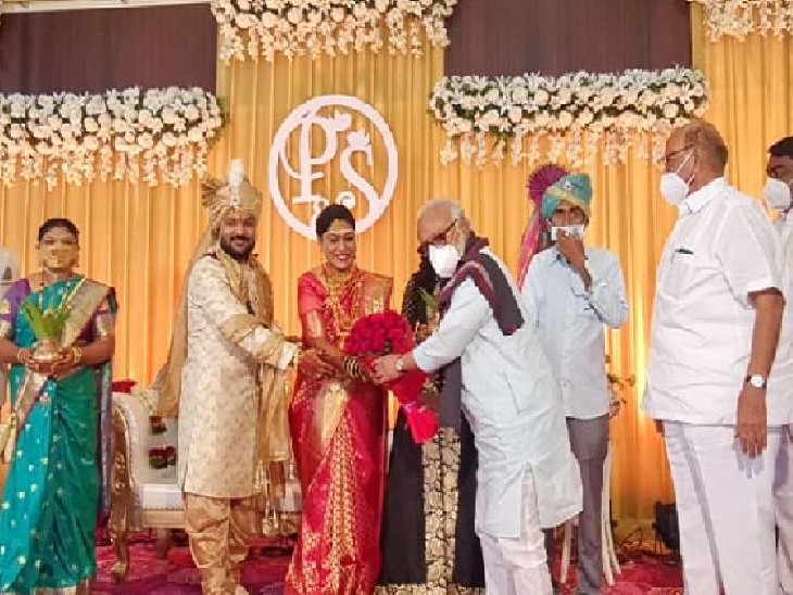 रविवार को छगन भुजबल नासिक जिले में एक शादी समारोह में शामिल हुए थे, इस दौरान एनसीपी चीफ शरद पवार भी उनके साथ थे।