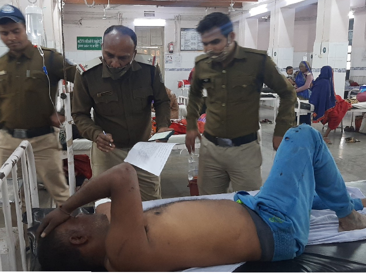हादसे के बारे में ट्रक ड्राइवर से जानकारी लेते पुलिस अधिकारी