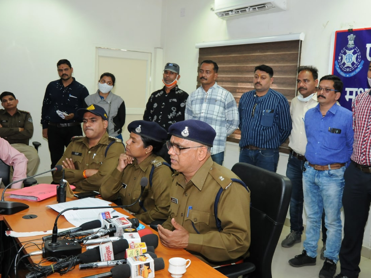 छोटे ठाकुर हत्याकांड के खुलासे की जानकारी देते एएसपी अमरेंद्र सिंह व सीएसपी वंदना