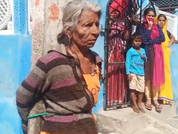 रिक्शा चोरी के आरोप में महिला को भी खंभे से बांधकर पीटा गया।