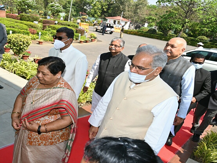 विधानसभा पहुंचने पर मुख्यमंत्री भूपेश बघेल, विधानसभा अध्यक्ष चरणदास महंत और नेता प्रतिपक्ष धरमलाल कौशिक ने स्वागत किया।