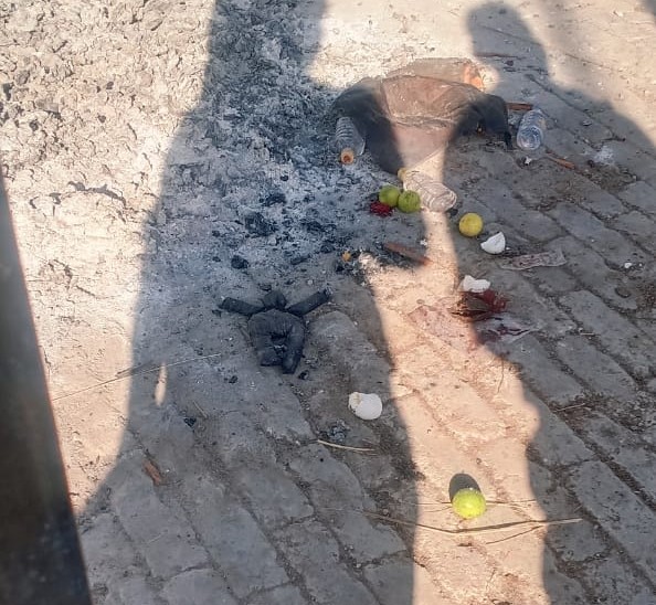 मुक्तिधाम परिसर में ऑलपिन लगे नीबू,काले कपड़े व शराब की बोतल मिली। साथ ही एक पुतला भी मिला