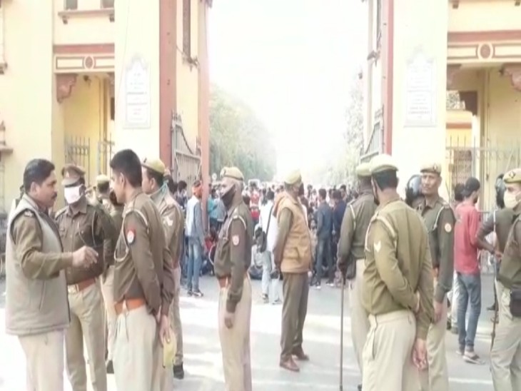हालात बिगड़ता देखकर पुलिस फोर्स को बुलाया गया।