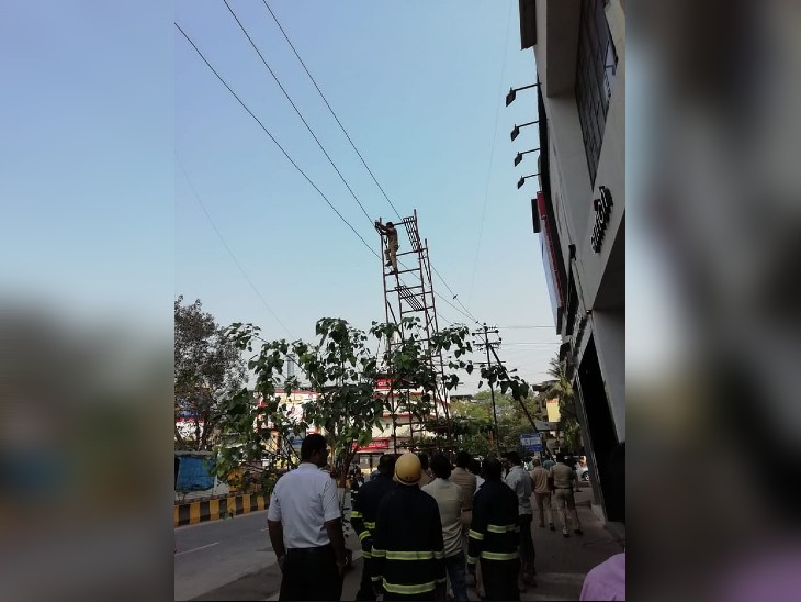 घटना के बाद मौके पर पहुंचे बिजली विभाग के कर्मचारी सीढी को हटाते हुए।