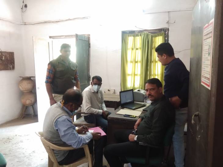 आरोपी कमलेश कसेरा को गिरफ्तार करने के बाद प्रकरण दर्ज करते हुए।