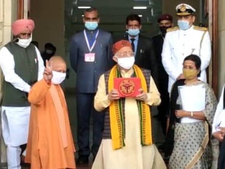 विधानसभा में जाने से पहले मुख्यमंत्री योगी आदित्यनाथ व वित्त मंत्री सुरेश खन्ना।