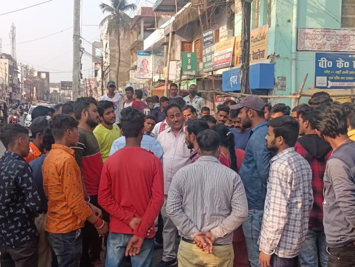 सड़क हादसे के बाद उग्र हुए लोग।