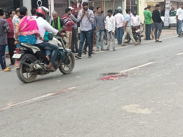 हादसे के बाद घटनास्थल पर जमा हुए लोग।