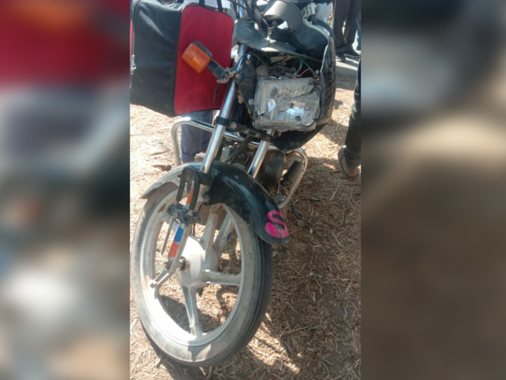 हादसे में क्षतिग्रस्त बाइक।