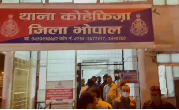 सोमवार देर रात रहवासी थाने में शिकायत लेकर भटकते रहे।