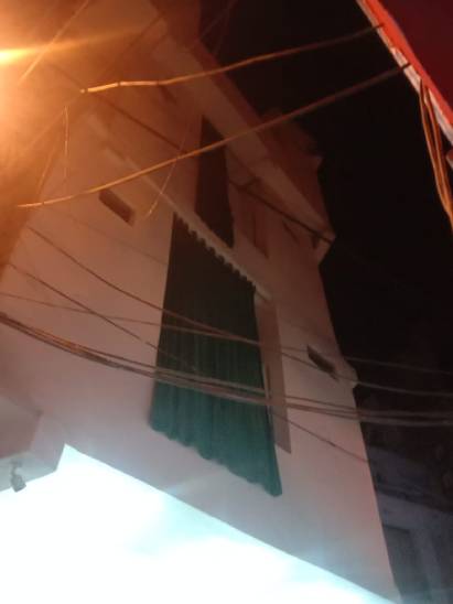 इसी मकान की तीसरी मंजिल से व्यापारी ने कूदकर खुदकुशी की है