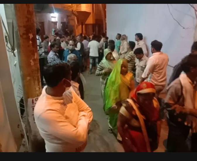 घटना के बाद व्यापारी के घर के बाहर लगी भीड़, सूदखोरों के खिलाफ लोगों का आक्रोश, सुसाइड नोट को पुलिस ने जांच में लिया