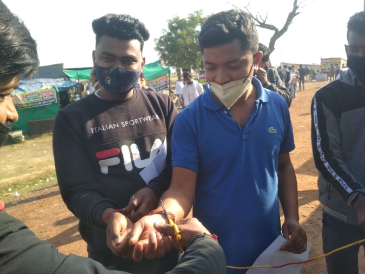 परीक्षा देने से पहले परीक्षा सेंटर के बाहर हाथ में कलावा, गले में ताबीज आदि बाहर ही रखवा लिया गया था