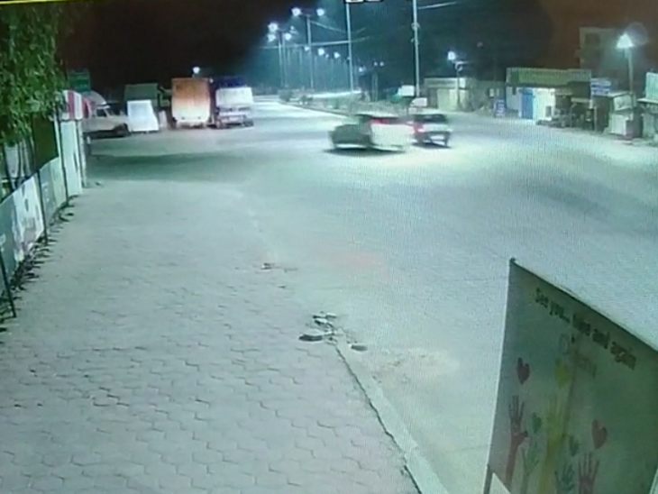 सीसीटीवी में दिख रहा है कि अनियंत्रित होकर कार मात्र दो सेकंड में टैंकर में जा टकराई।