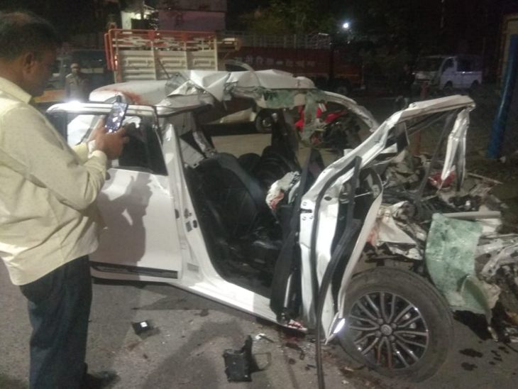 हादसे के बाद कार की छत उड़ गई।