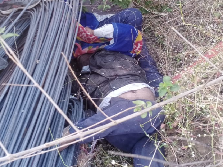 हादसे में सरिया के नीचे से मृतक मिथुन के शव को बाहर निकाला गया