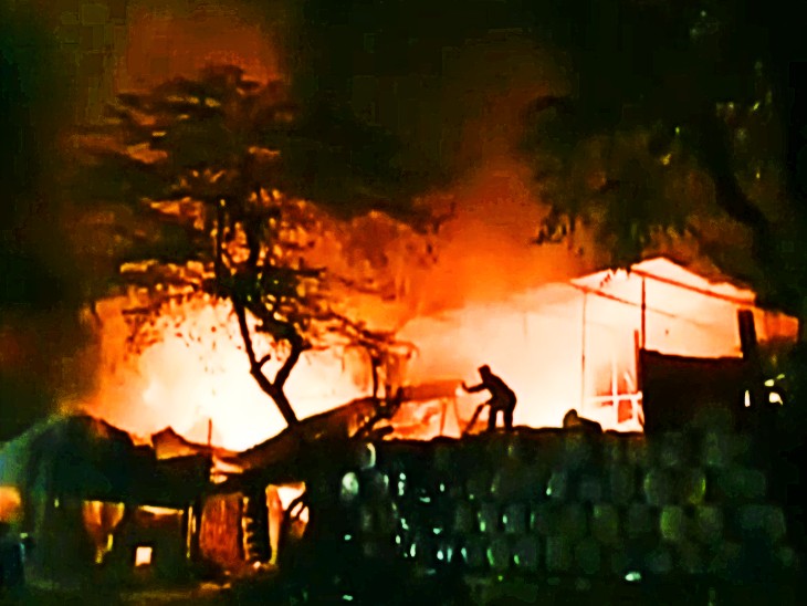 आग बुझाते नगर निगम के फायर शाखा के कर्मचारी।
