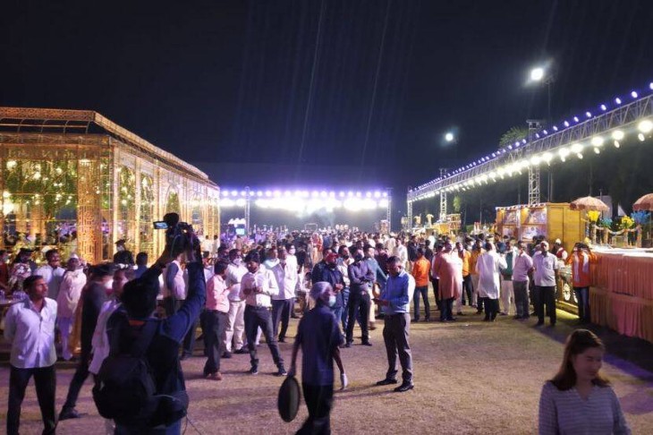 रिसेप्शन के दौरान इस तरह की भीड़ देखने को मिली थी।
