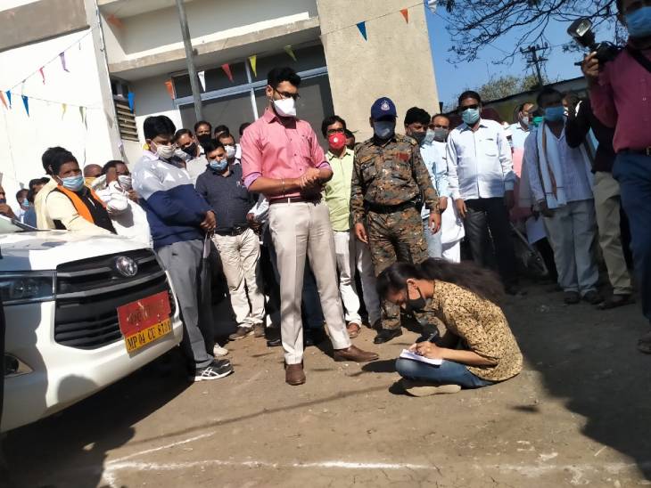 कलेक्टर के सामने समस्या लिखती छात्रा