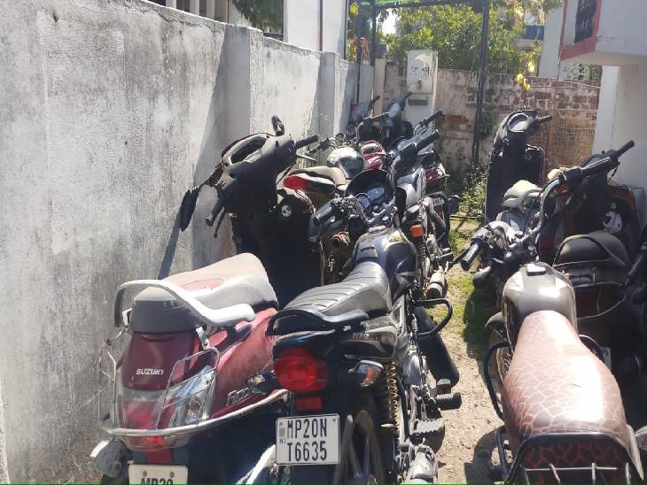 आरोपियों की जब्त बाइक व स्कूटी।