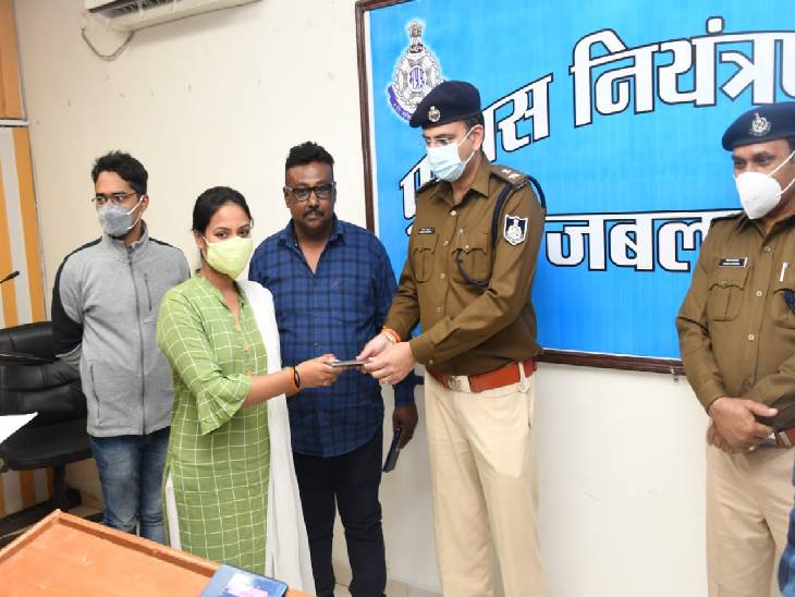 एक-एक पीड़ित को उनका गुम मोबाइल लौटाते रहे एसपी