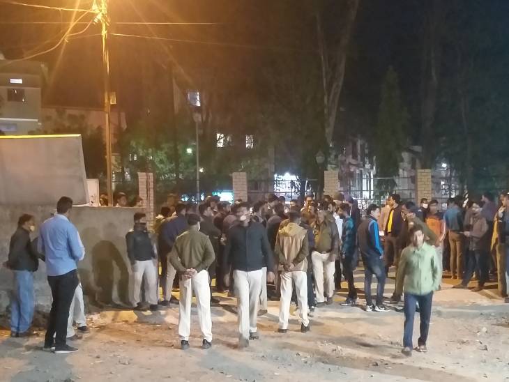लड़की को बंधक बनाए जाने के मामले में थाने के बाहर जमा दोनों पक्षों के लोग।