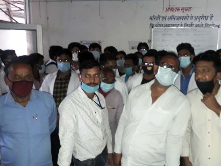 आरोपियों की गिरफ्तारी की मांग करते डॉक्टर व अस्पताल के कर्मी।