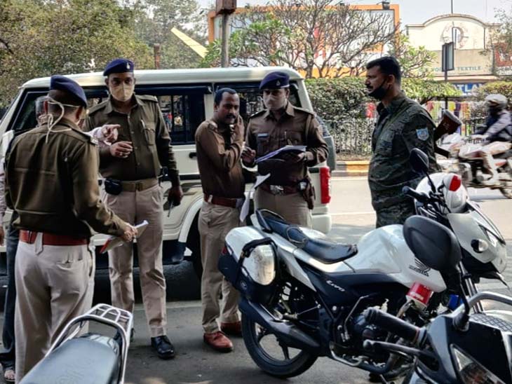 घटना की जांच करती पुलिस।