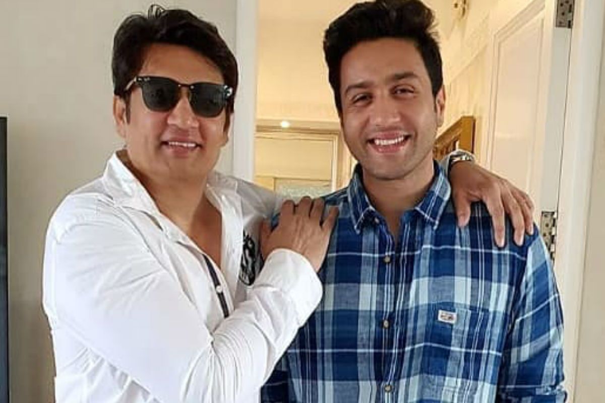 बेटे अध्ययन के साथ शेखर।