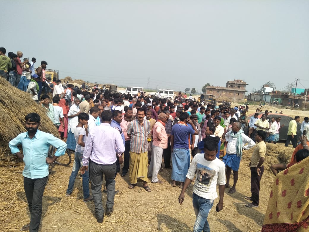 गुस्साए लोगों ने मुआवजे की मांग को लेकर सड़क जाम कर दिया।