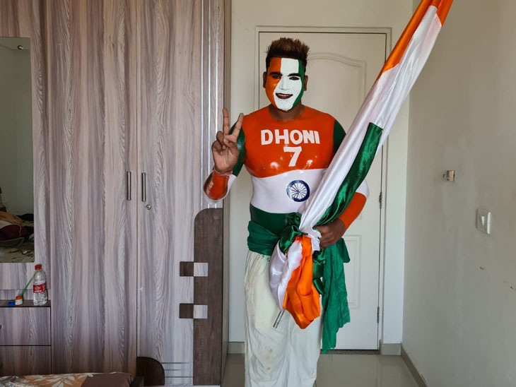 धोनी के सबसे बड़े फैन रामबाबू भी टीम को चीयर करने मोटेरा पहुंचे।
