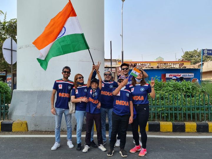 जिम्बाब्वे से गुजराती परिवार भारतीय टीम की टी-शर्ट पहनकर टीम इंडिया को चीयर करने के लिए मोटेरा आया है।