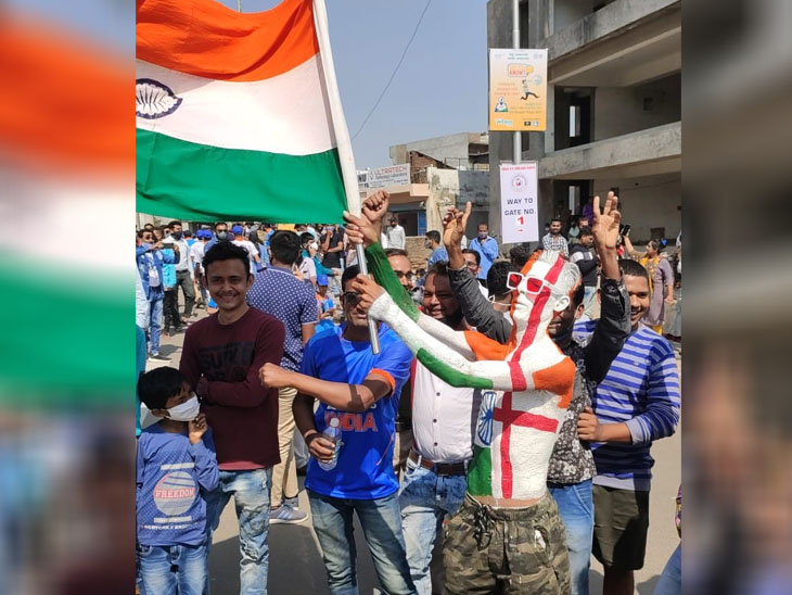 इंग्लैंड से आए इस शख्स ने अपने शरीर पर दोनों टीमों के झंडे पेंट करवाए थे। हाथों में तिरंगा लहराते हुए उसने अपना उत्साह व्यक्त किया।