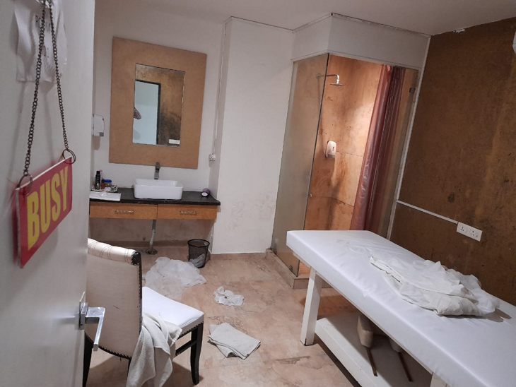 केबिन में जाते ही व्यवस्त होने वाला बोर्ड दरवाजे पर टांग दिया जाता था।