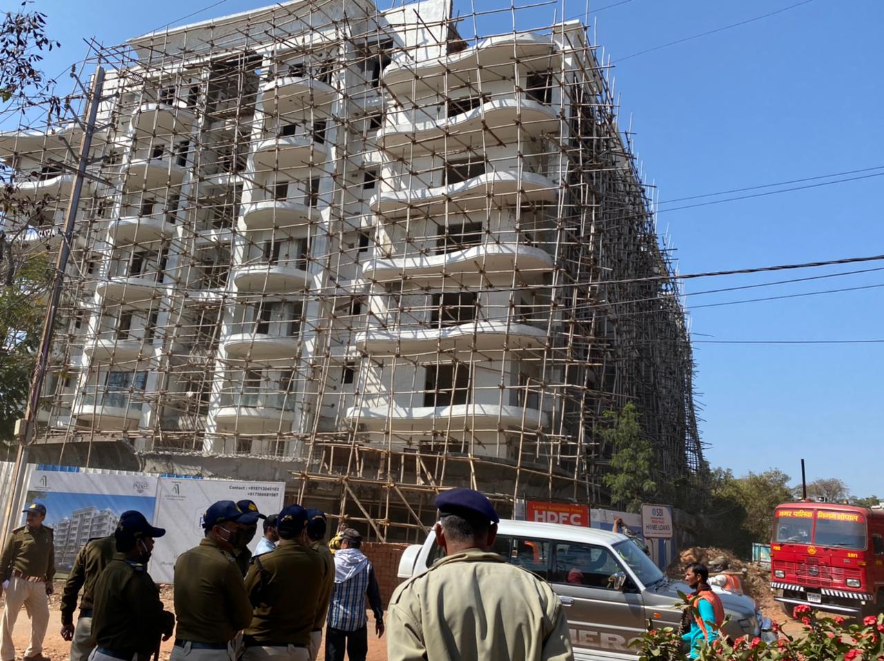 कोहेफिजा में नगर निगम ने ए एंड ए बिल्डर के सातवी मंजिल के अवैध निर्माण को तोड़ा