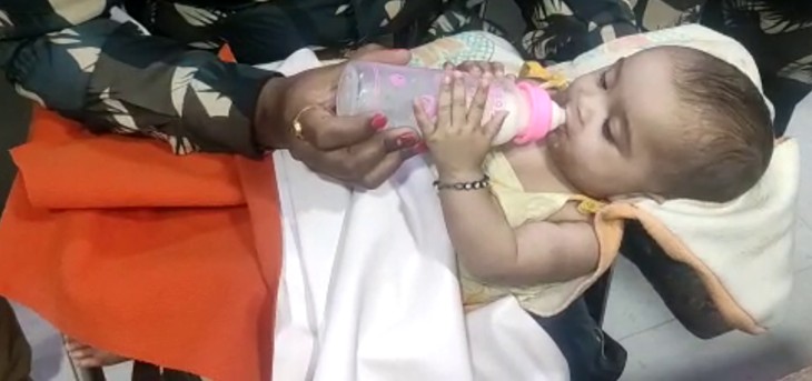 बच्ची को जब बरामद किया गया वह भूख से बिलख रही थी।