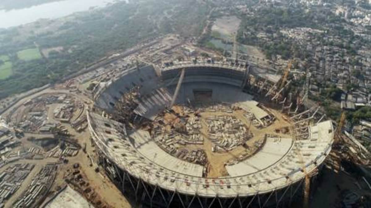 यह उस समय की एक तस्वीर यह दुनिया का सबसे बड़ा स्टेडियम बन रहा था।