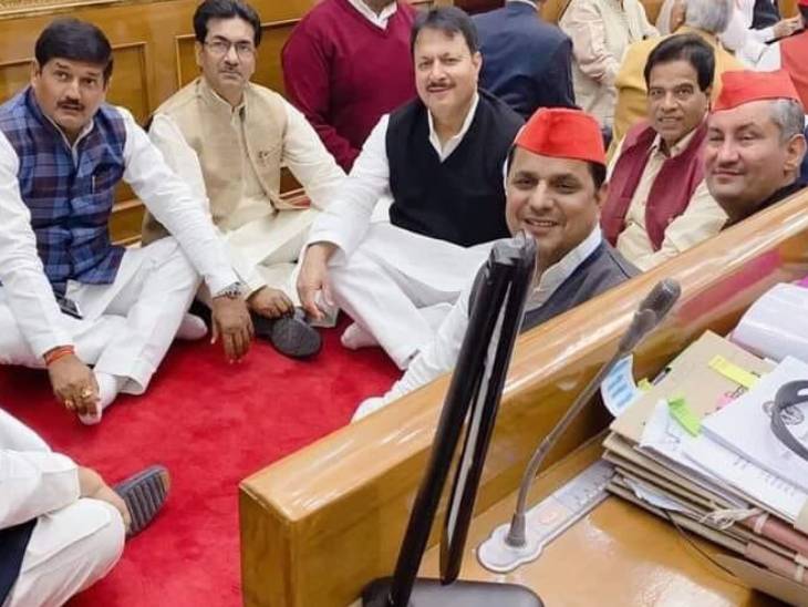उच्च सदन में धरने पर बैठे सपा विधायक।