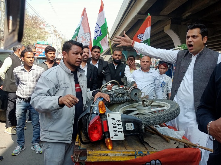 ठेले पर बाइक रख विरोध जताते कांग्रेसी।