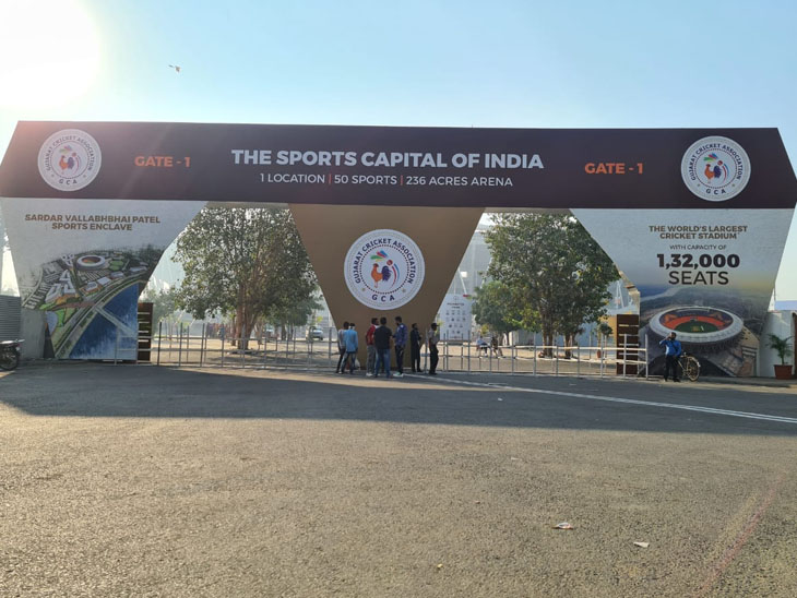 स्टेडियम में एंट्री के लिए मैन गेट नंबर -1 पर सुरक्षा के सख्त इंतजाम हैं।