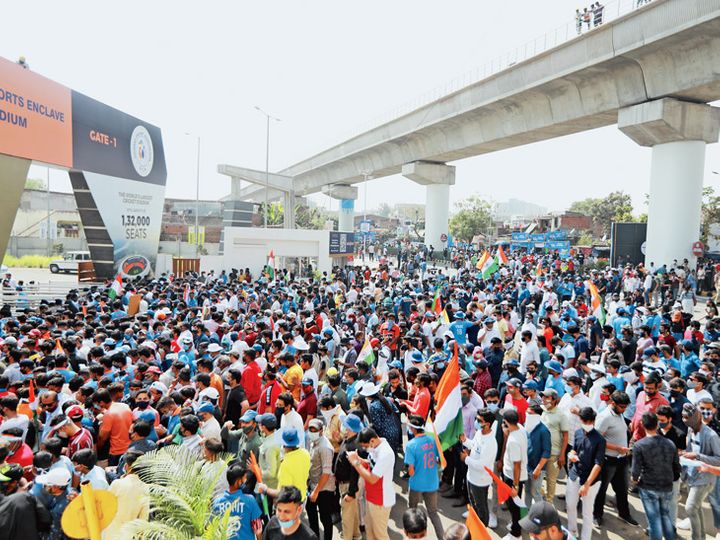 ऑफ़लाइन बुकिंग के बाद स्टेडियम के बाहर खिड़की से टिकट लेने के लिए फैंस की भीड़।