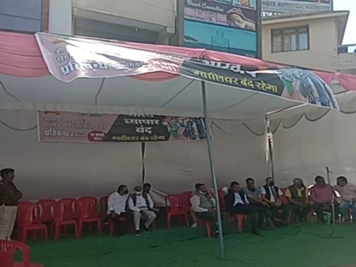 बाजारों में व्यापारी इसी तरह टेंट लगाकर प्रदर्शन करते नजर आए