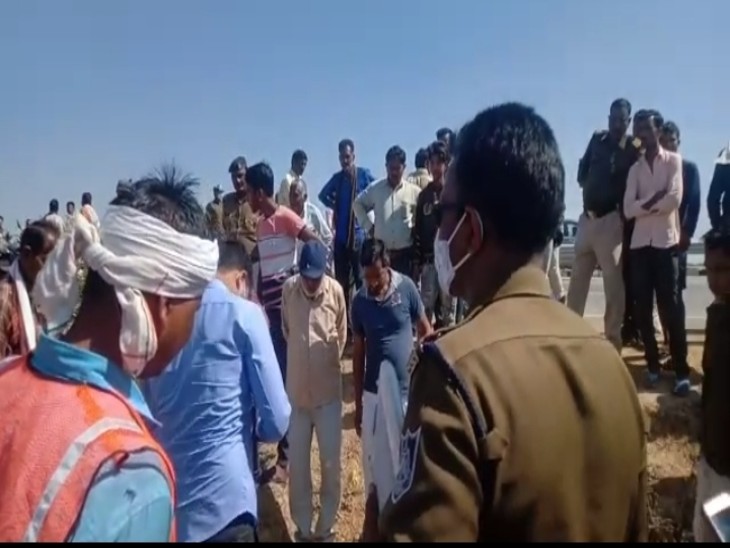 हाइवे पर शव मिलने और पुलिस को जांच करती देख वहां निकलने वाले लोग रूकने लगे और कुछ ही देर में भीड़ एकत्र हो गई।