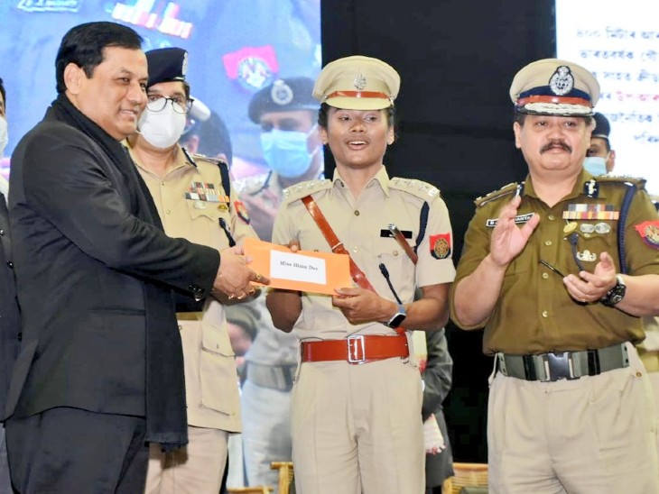 असम के मुख्यमंत्री सर्बानंद सोनोवाल ने हिमा को अपॉइंटमेंट लेटर सौंपा।
