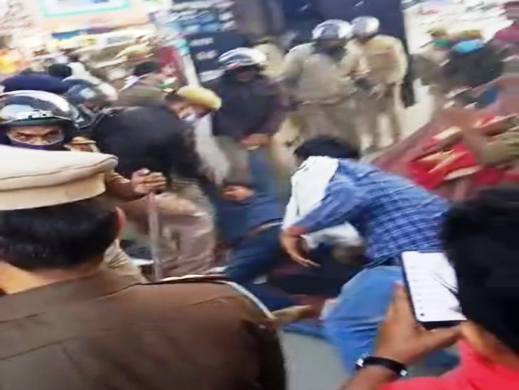 पुलिसकर्मियों ने घसीट कर छात्रों को गाड़ी में बिठाया।