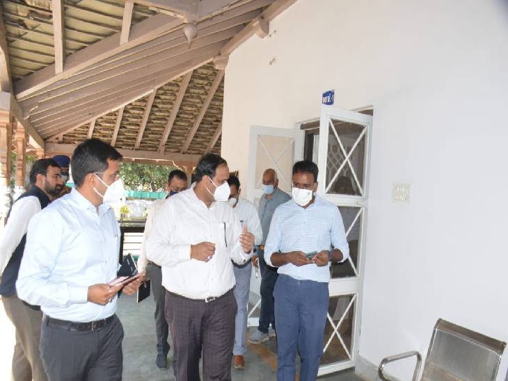 कलेक्टर कर्मवीर शर्मा सहित अन्य अधिकारियों ने सर्किट हाउस का लिया जायजा।
